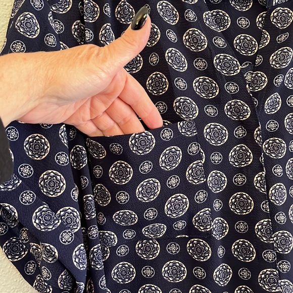 Navy patterned V-neck, loosefitting top from Roz and Ali 1x - Picture 6 of 8